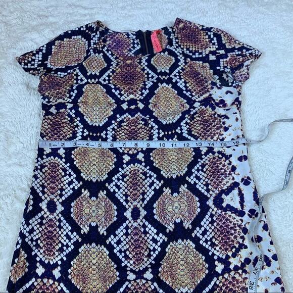 Eight Sixty snakeskin print short sleeved shift dress, size small - Picture 9 of 12
